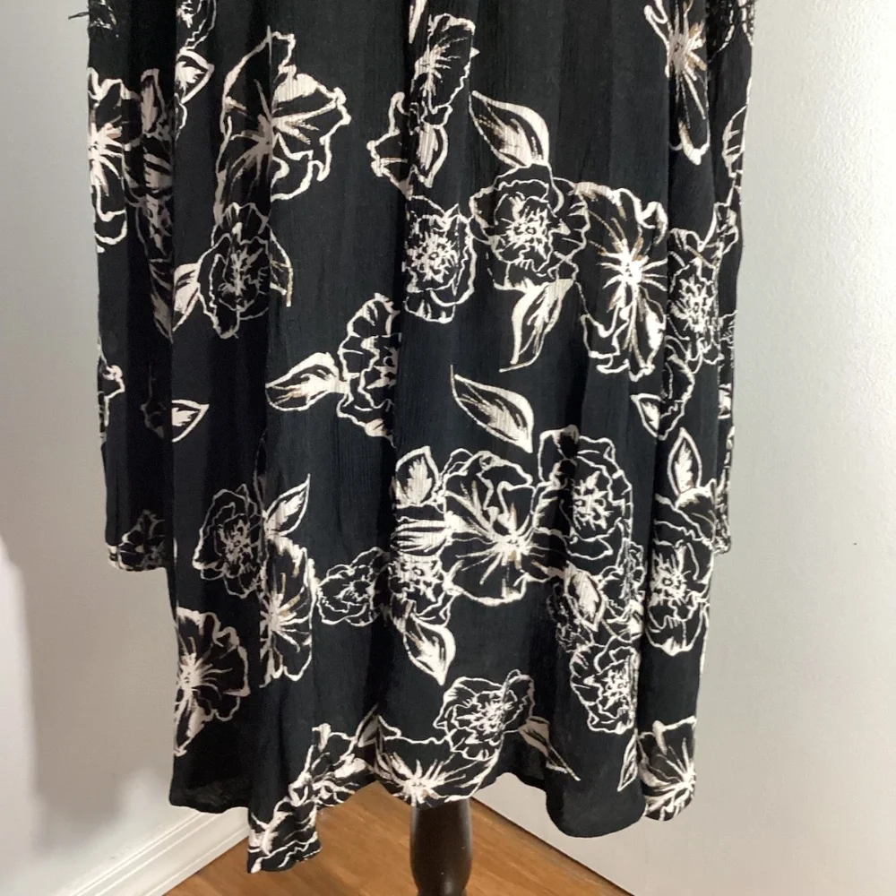 Free People Size Small  Black & White Floral Long Sleeve Tunic Top